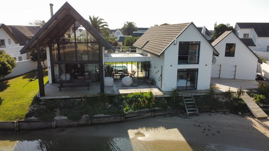 Saint Francis Bay House | Contemporary Cool on the canals