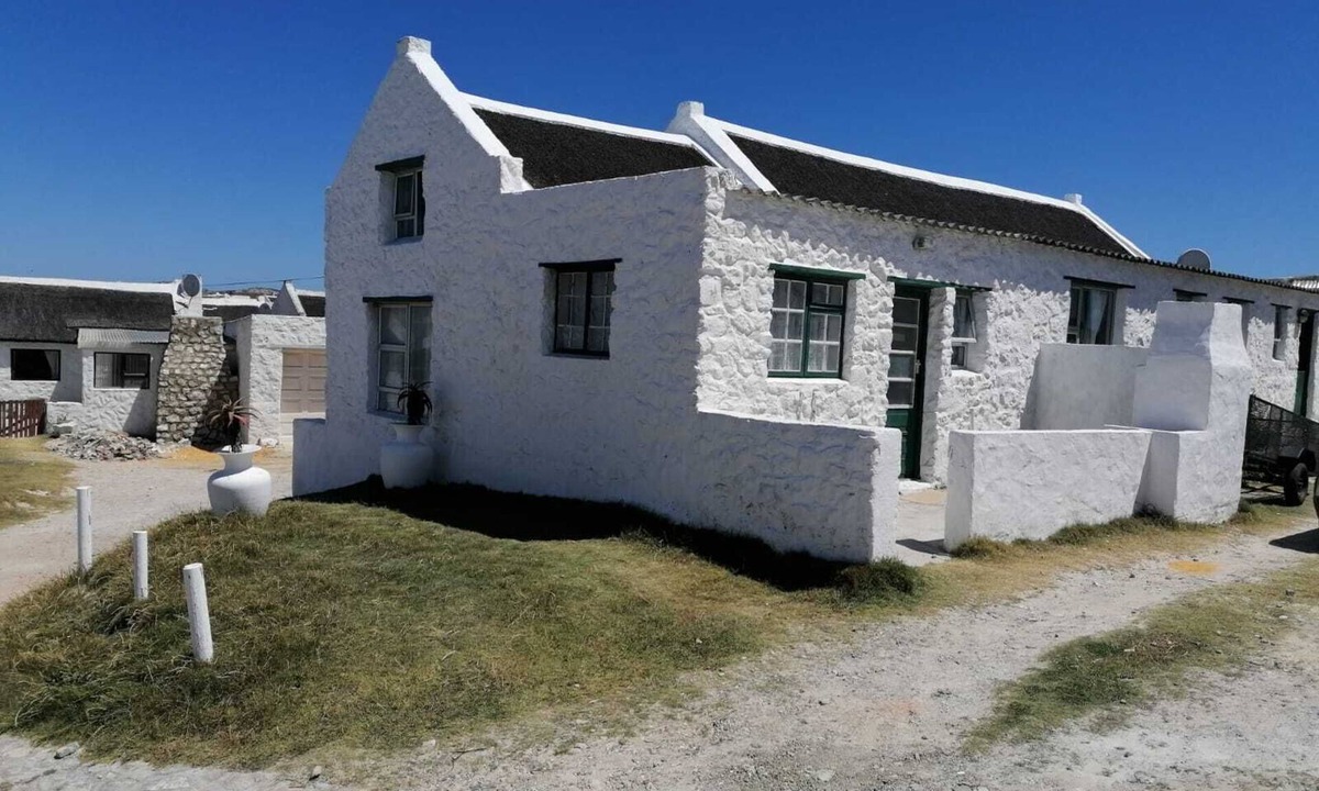 Waenhuiskrans Cottage | Cosy 1 Bedroom apartment with sea view. Walking distance from beach and harbour!
