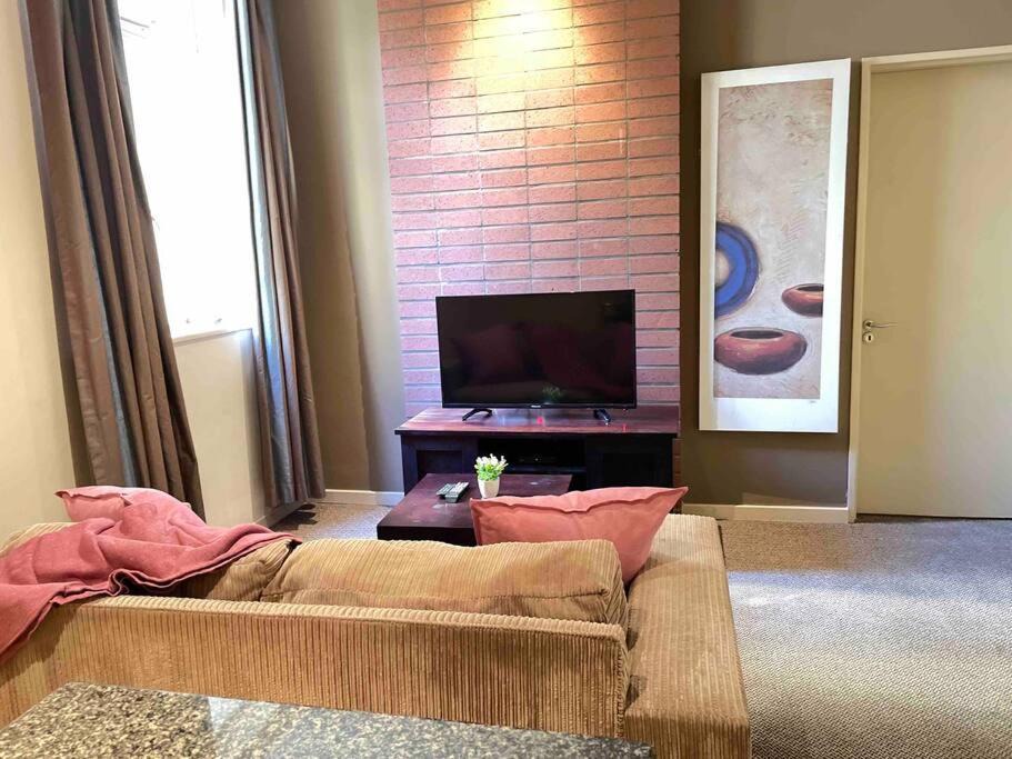 Downtown Johannesburg Apartment | Cosy and Central FREE Parking & 24hrs Security