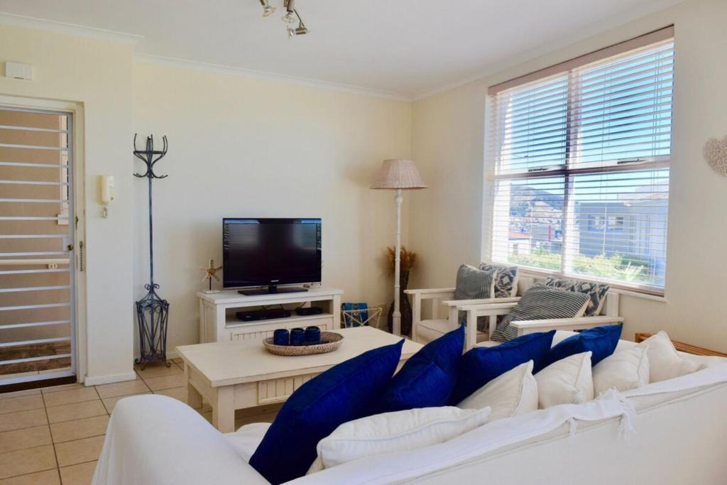 Cape Town City Centre Apartment | Cozy 2 Bedroom Nestled Under Devils Peak