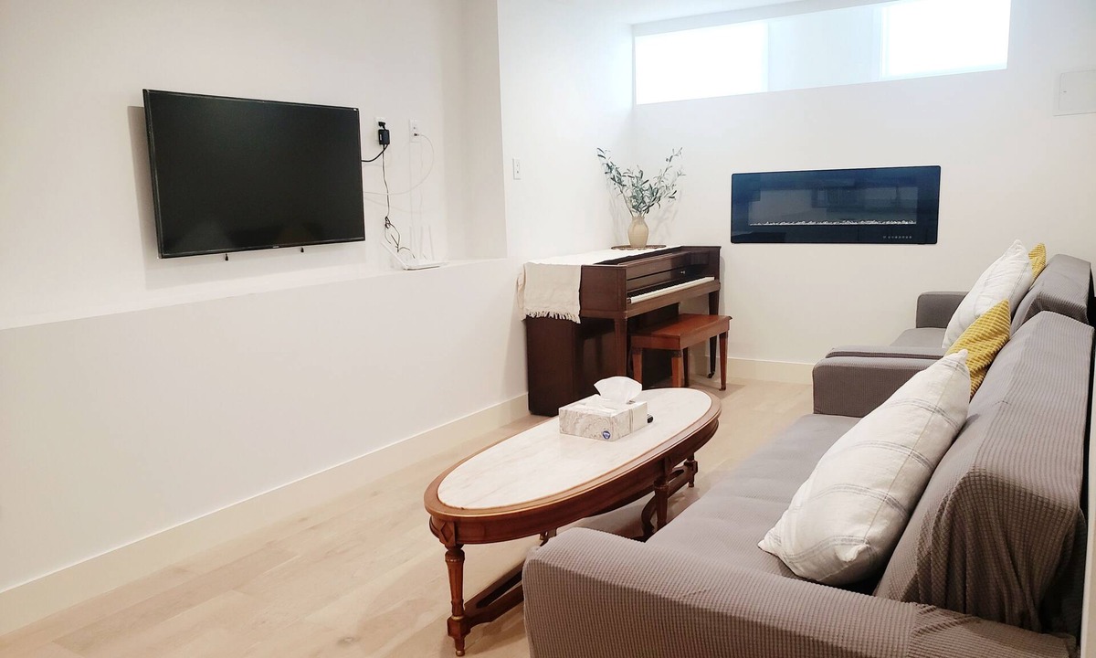 Silver Terrace House | COZY 3Br2Ba and a living room with Big screen Movie & Sunny patio