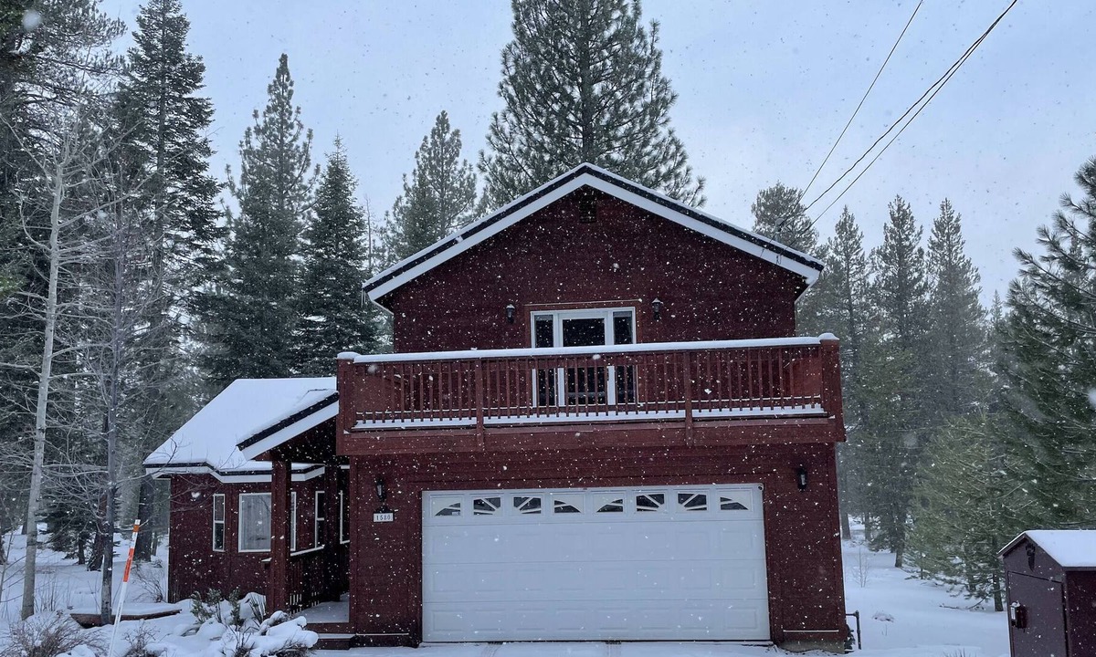 Country Club Estates House | Cozy cabin on a big lot close to ski resorts and shops