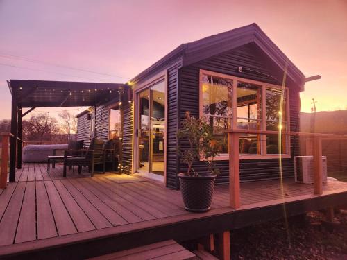 Covelo House | Cozy Covelo Tiny Home - Hot Tub & Oaks