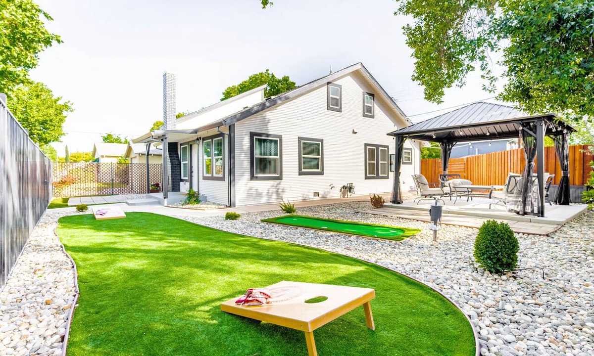 North Oak Park House | Cozy Home W loft near UCDavis Med Center/Downtown Sacramento Free parking
