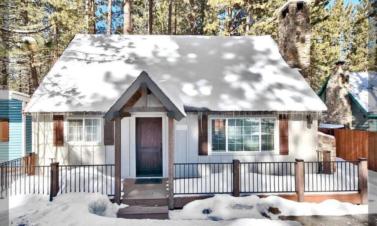 Sierra Tract Cabin | Cozy infant/pet friendly Tahoe cabin, 30 day min