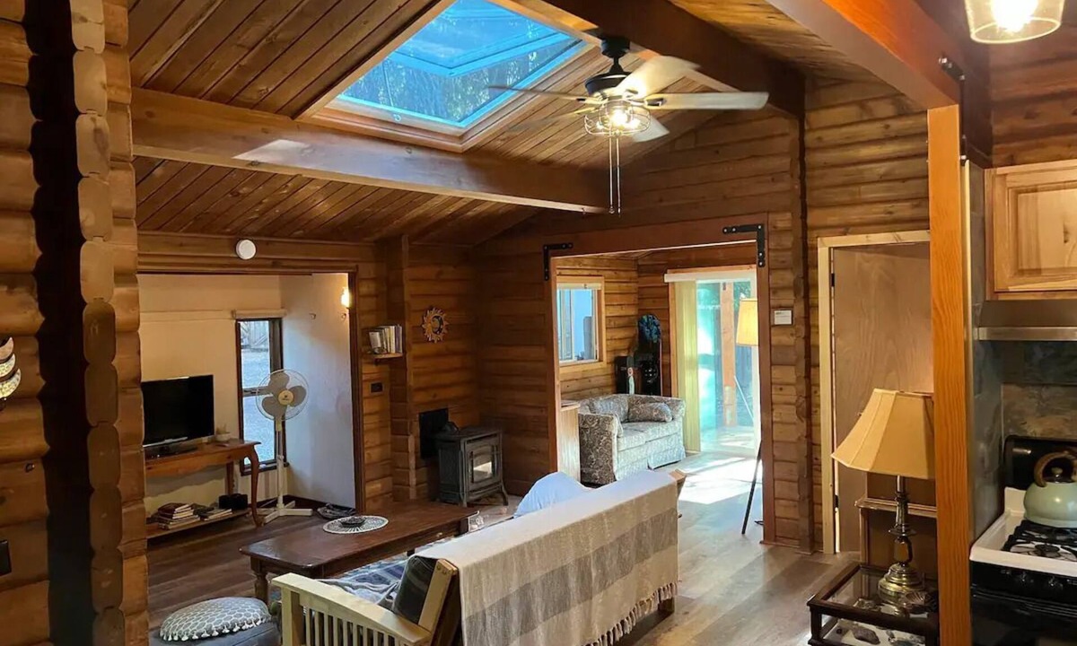 Nevada City Cabin | Cozy log cabin in the woods