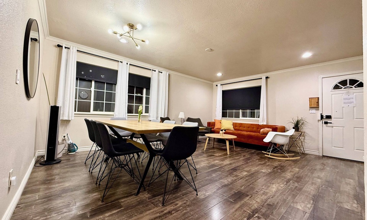 West Oakland House | Cozy Luxury 4bed townhomes in Oakland close to SF and Berkeley.