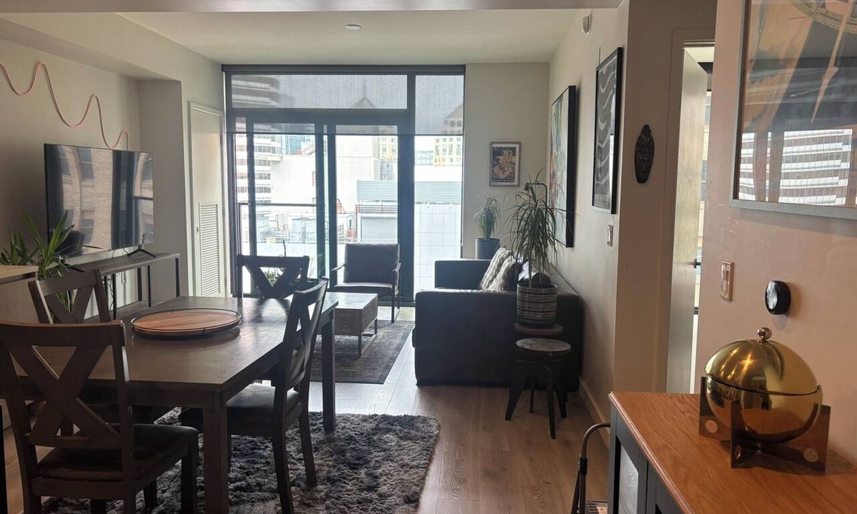 Downtown Oakland Apartment | Cozy luxury high rise apartment in heart of downtown Oakland, 1 bedroom + office