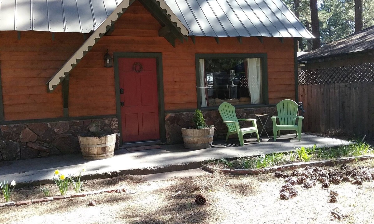 Al Tahoe Cabin | Cozy pet friendly cabin, close to Heavenly Village & walking distance to lake