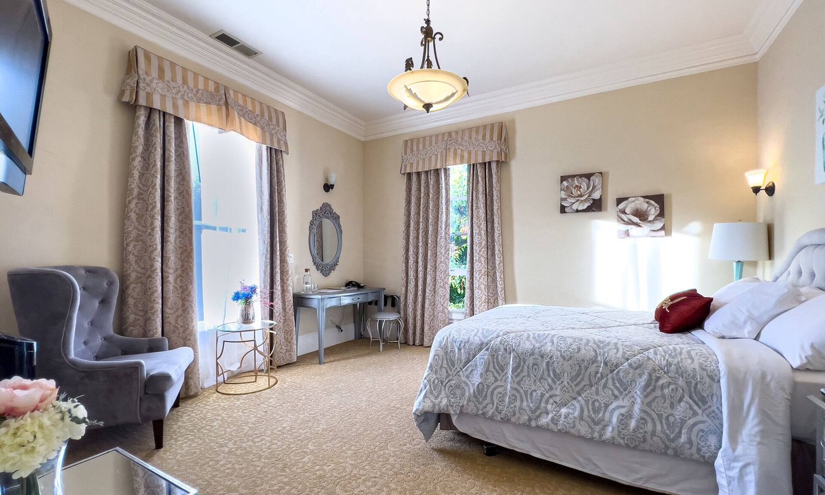Salinas House | Cozy Queen Suite Soaking Tub Monterey Area