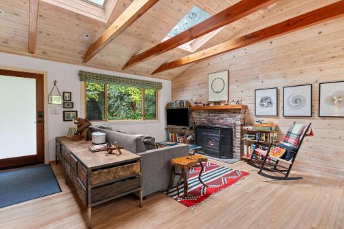 Villa Grande House | Cozy Riverfront Cabin with Dock Fire Pit & Dogs OK