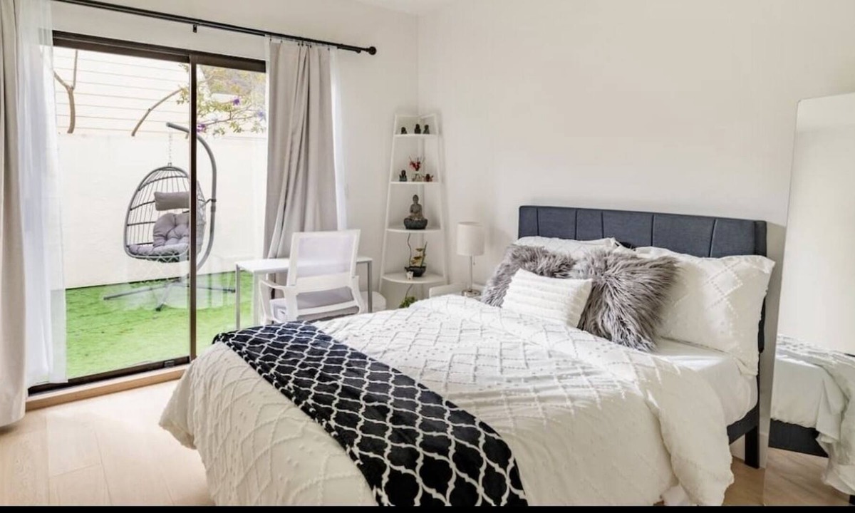Lower Pacific Heights Condo | Cozy Room with a Private Bath and a Patio in Pac Heights