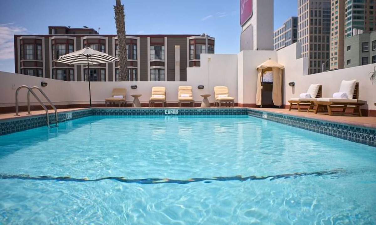 Downtown San Francisco Hotel | Cozy Room with Pool Access, Fireplace & Free Breakfast in San Francisco
