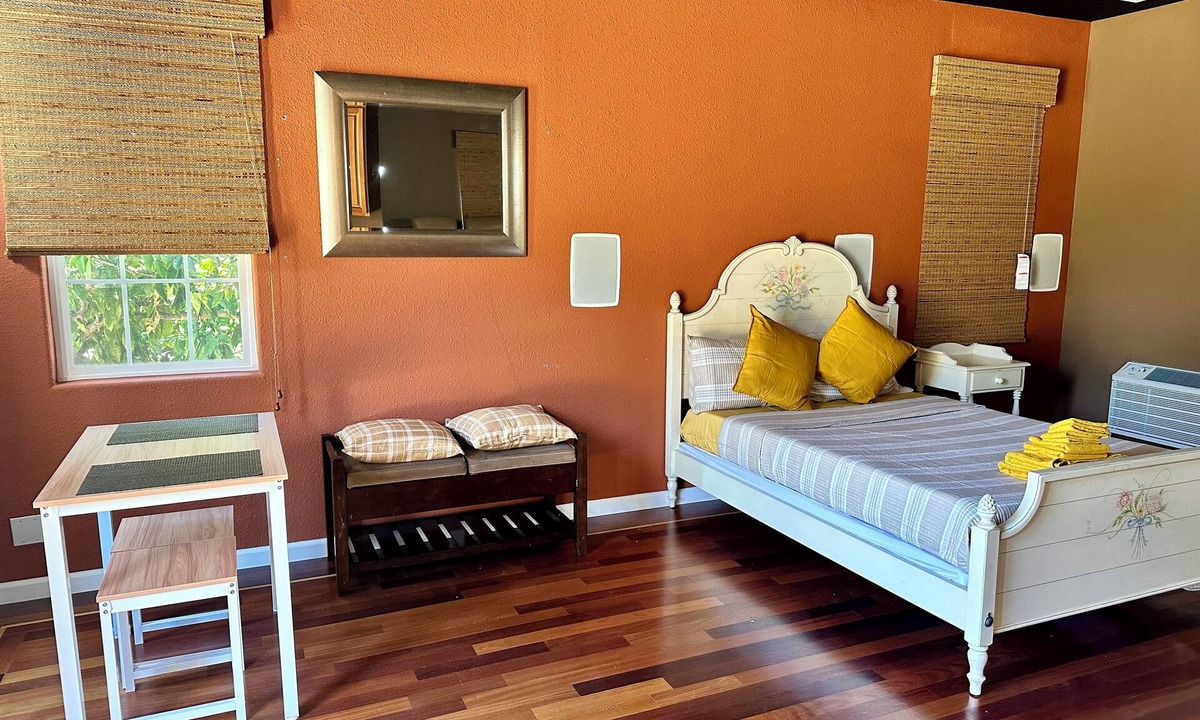 Estates Apartment | Cozy studio with Kitchenette, WiFi and AC in enchanting San Jose.
