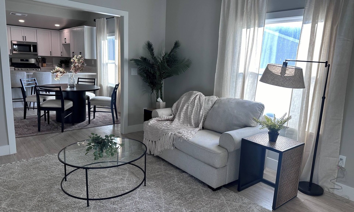 North Oak Park House | Craftsman Brand New house 2 bdrms with Ultra-Fast 5G Gateway Internet. Pets welc