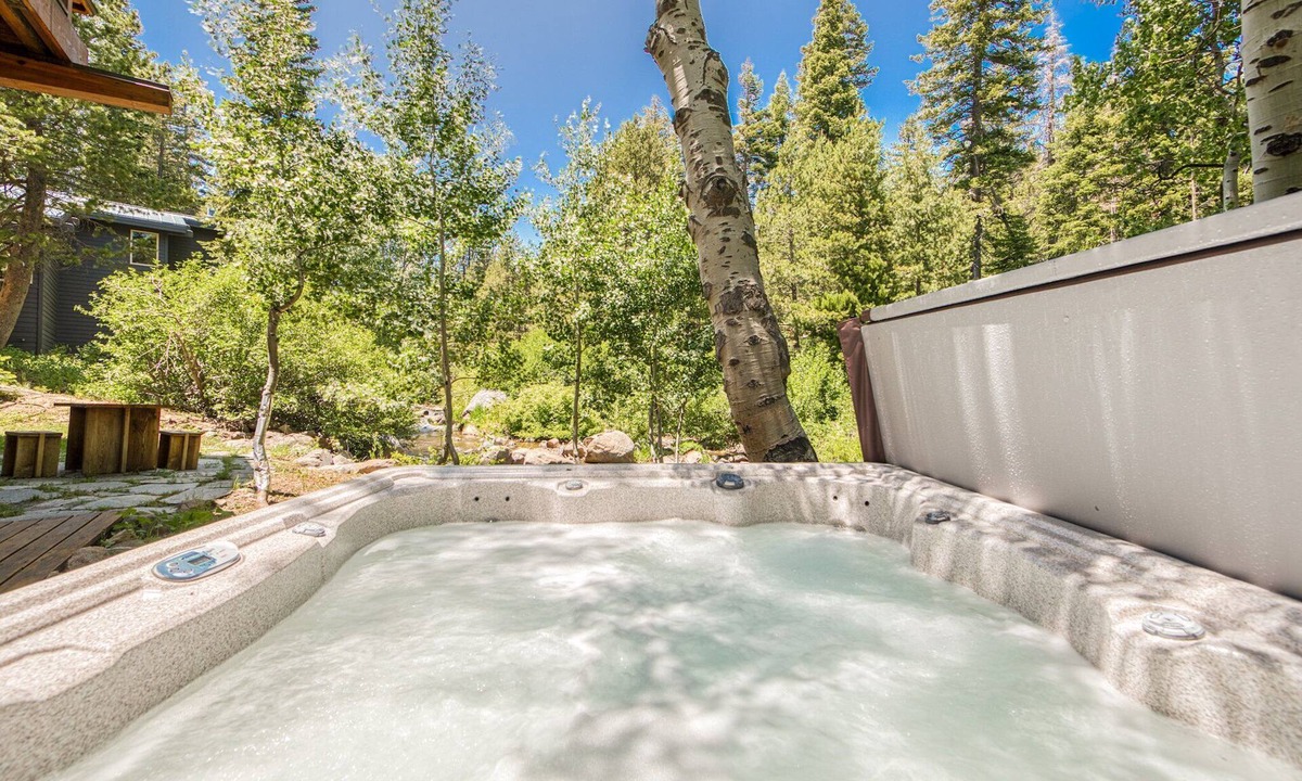 Alpine Meadows House | Creek Side at Alpine - 4 Primary Suites, Hot Tub, Shuttle to Slopes, Dog OK