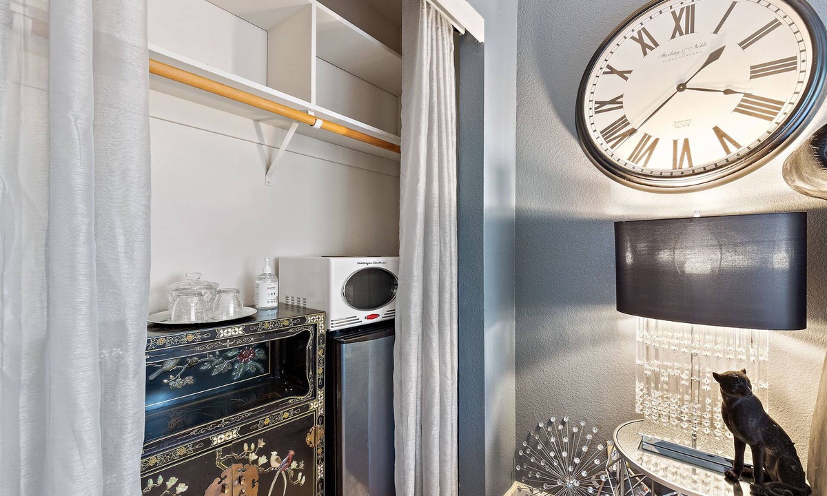 Castro Valley House | Creek view sunshine room for 1 person