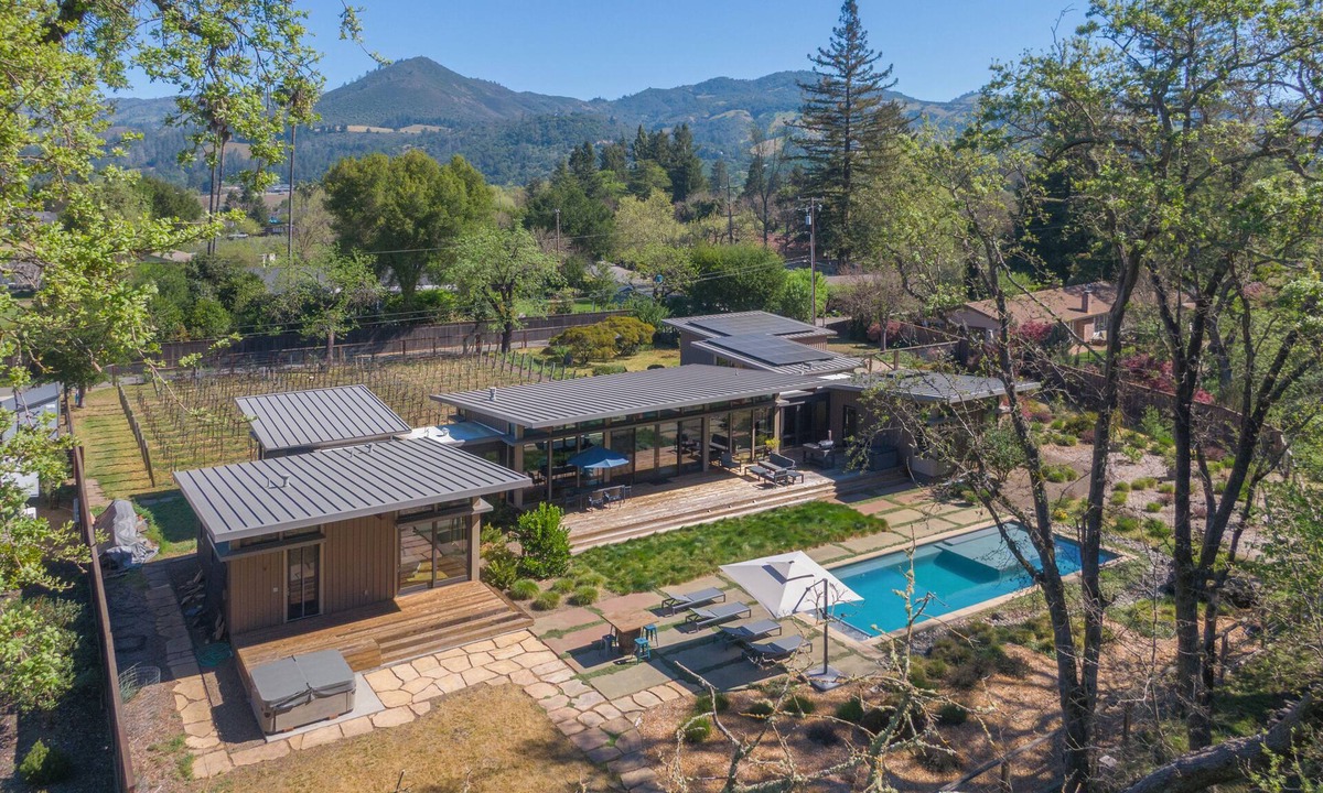 Kenwood House | Creekside Vista Retreat *30+ Day Rental*