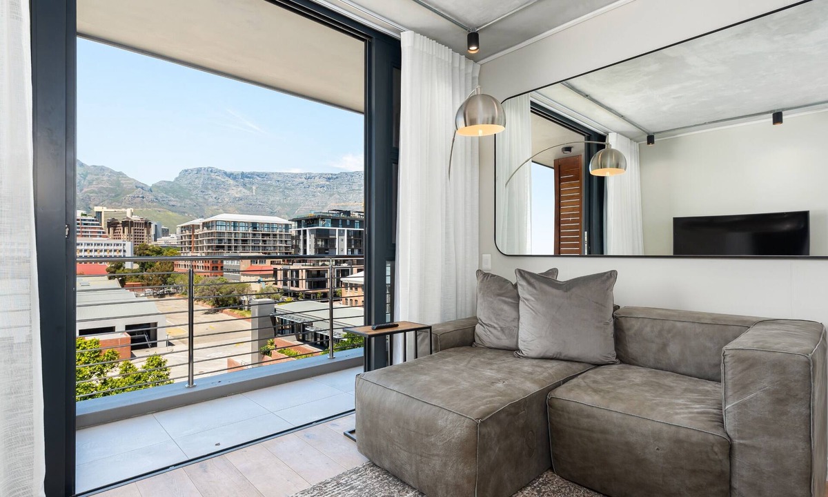 Cape Town City Centre Apartment | De Waterkant Apartment with Stunning Views