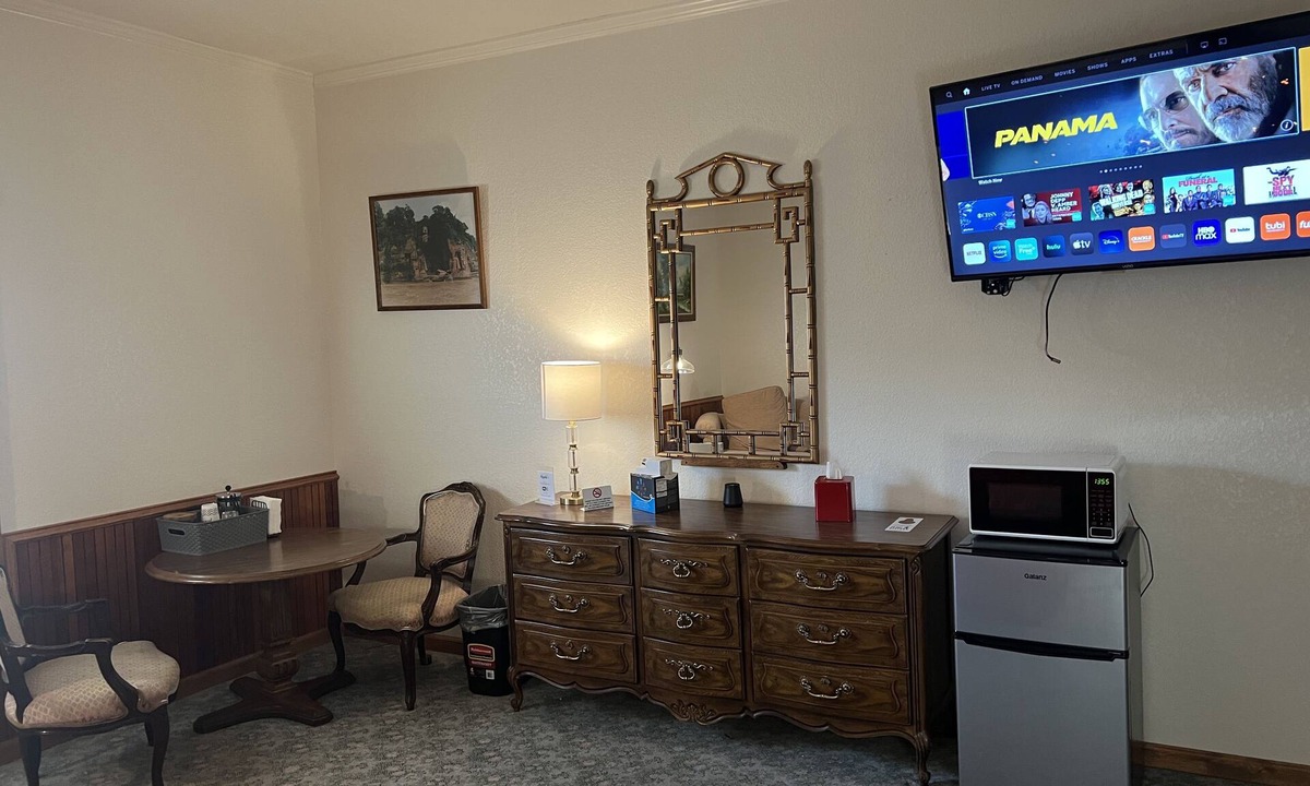 Isleton Hotel | Delta Queen Lodge Bar Restaurant