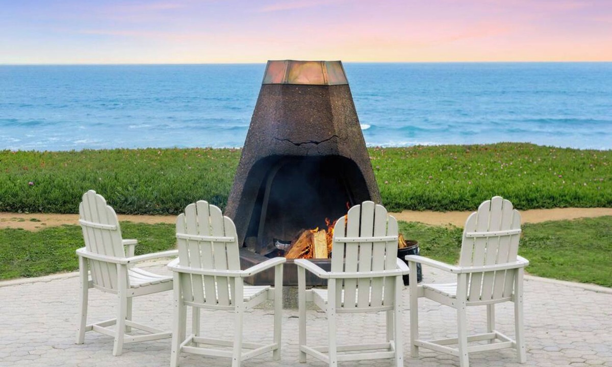 San Simeon Hotel | Deluxe King with Fireplace | Cavalier Resort | Near Hearst Castle