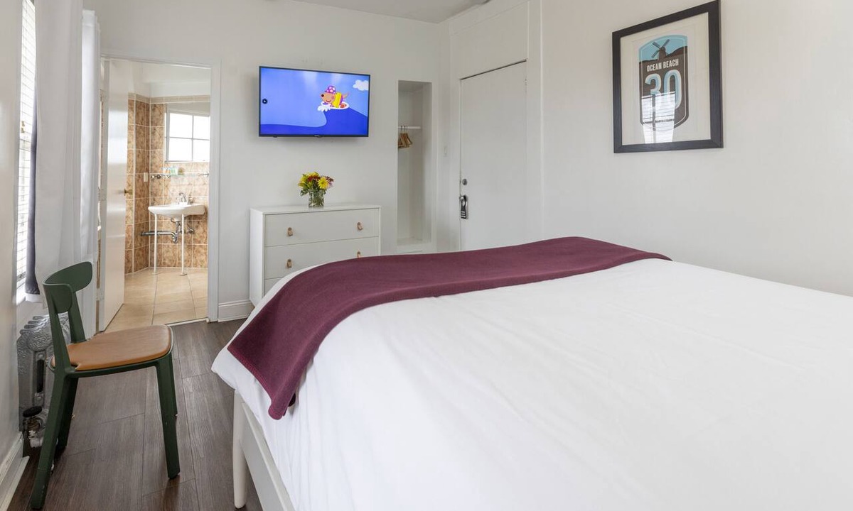 Civic Center Hotel | Deluxe Queen Room with View and Ensuite Bath