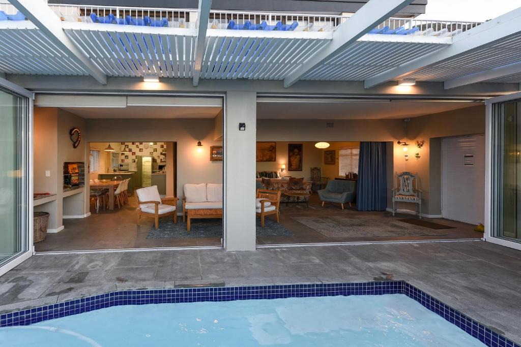 Gordons Bay Central House | Die Badhuis, for Fabulous living! Sleeps 4, Private pool