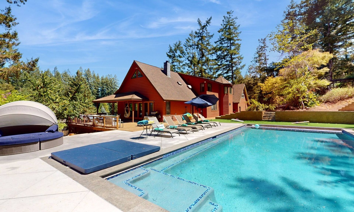 Freestone House | Dog-Friendly Sebastopol Retreat with Private Pool, Spa & Game Room