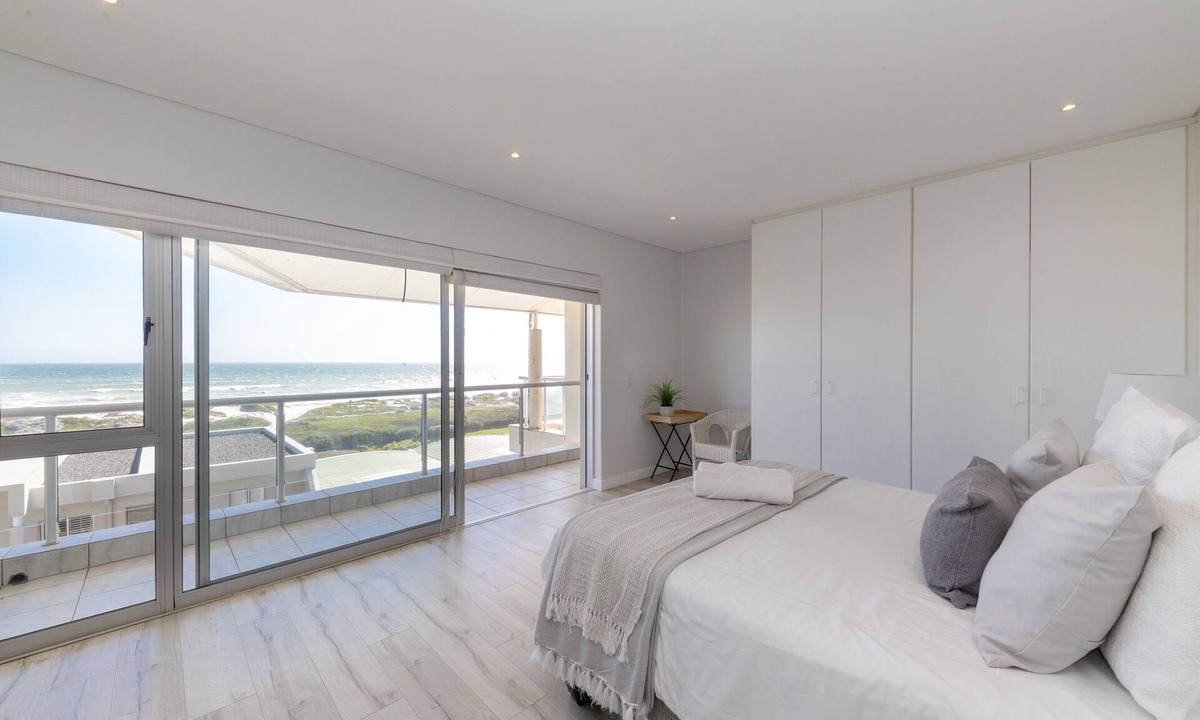 Bloubergstrand Apartment | Dolphin Beach C110 Beachfront Beauty by HMH