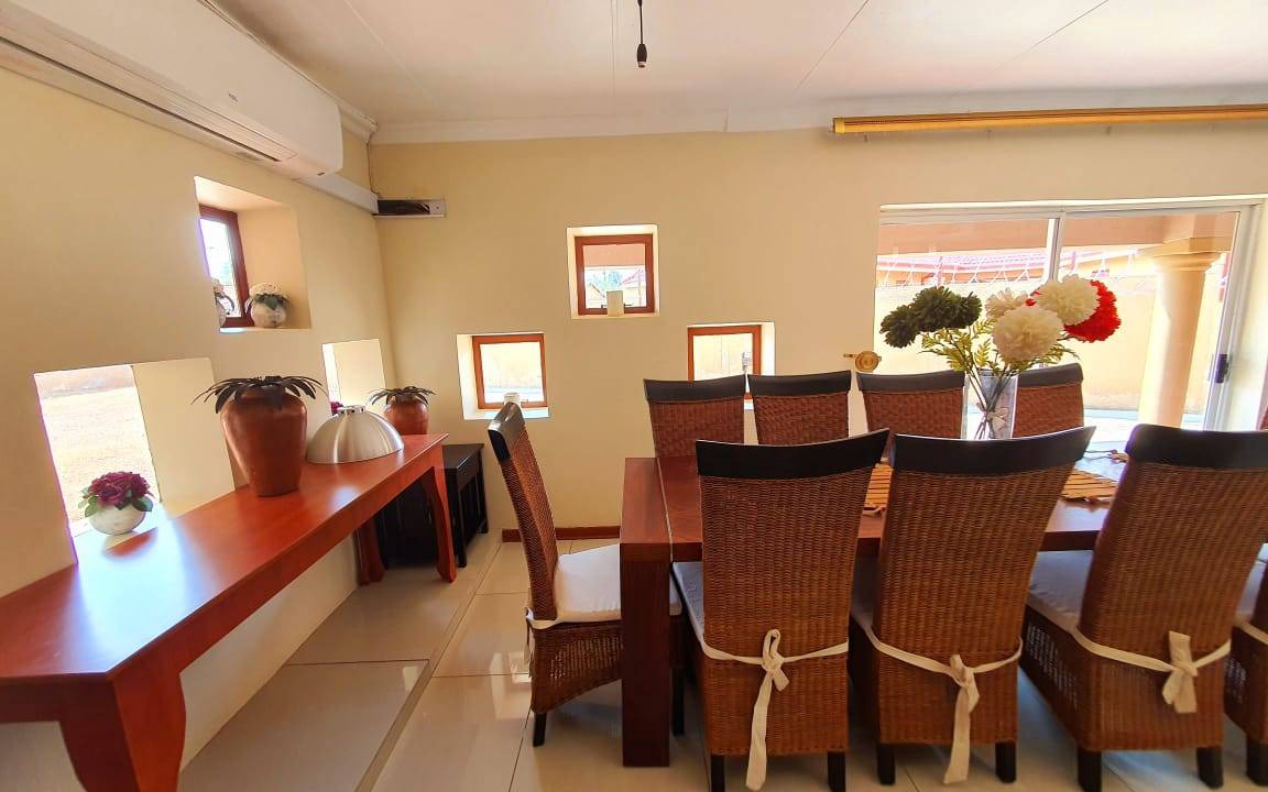 Mahikeng Cabin | Double Room in cosy Guesthouse, one of the select guesthouses in Mahikeng !