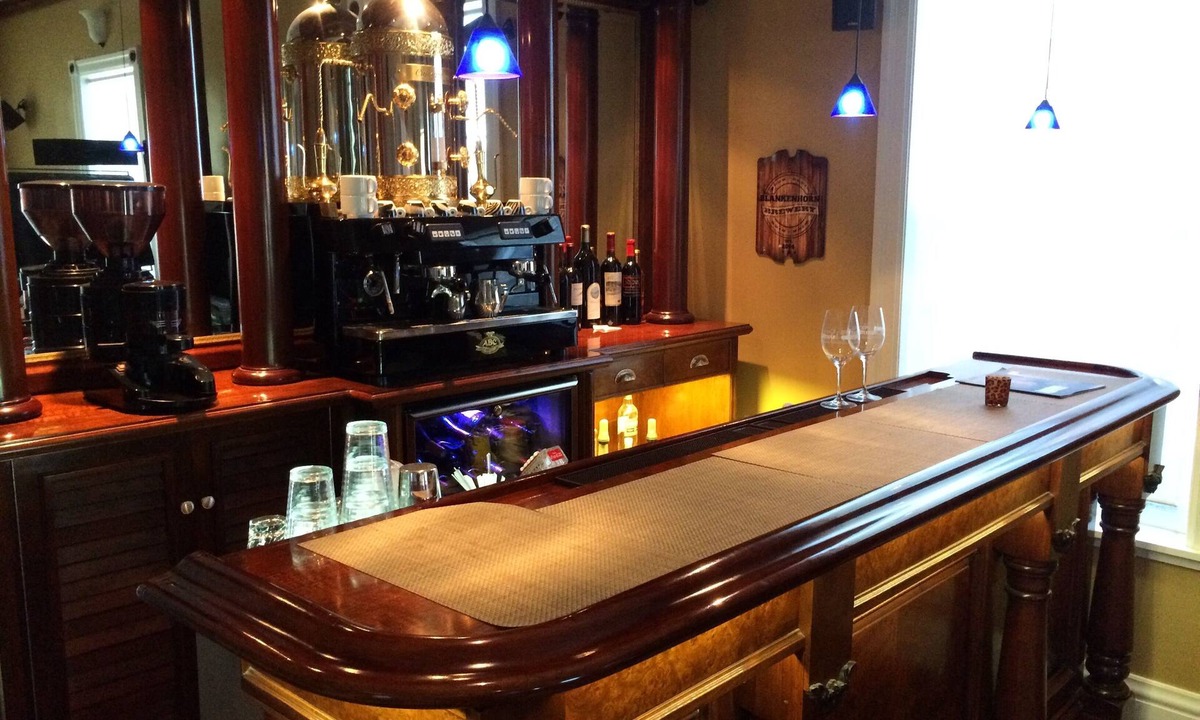 Napa House | Downtown Luxury Retreat: Private Cinema, Custom Bar, Cave Tasting, pet stay free