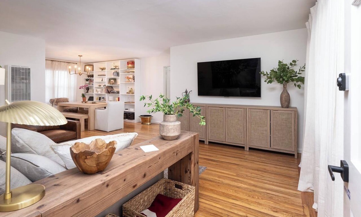 Downtown Apartment | Downtown Menlo Park · 2BR + Workspace · Stanford