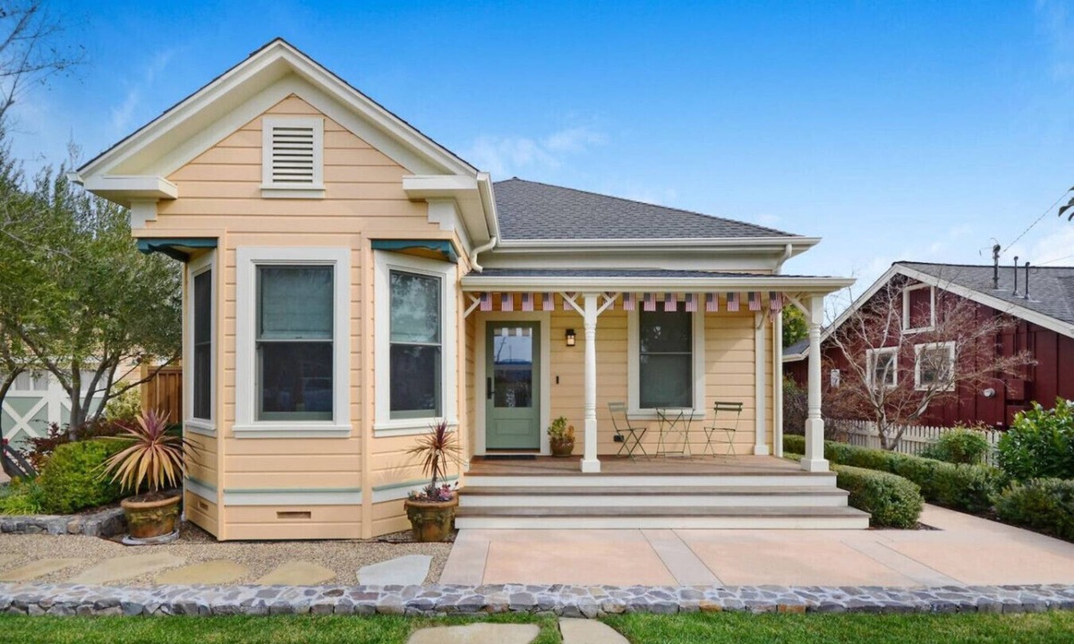Sonoma House | Downtown Sonoma Yellow Farmhouse