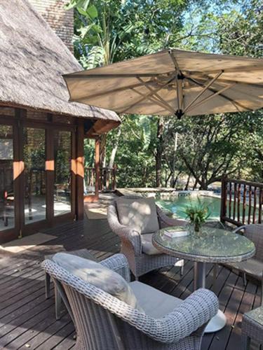 Hazyview Villa | Dreamy 3 bedroom villa on the edge of the Sabie River in Kruger Park Lodge