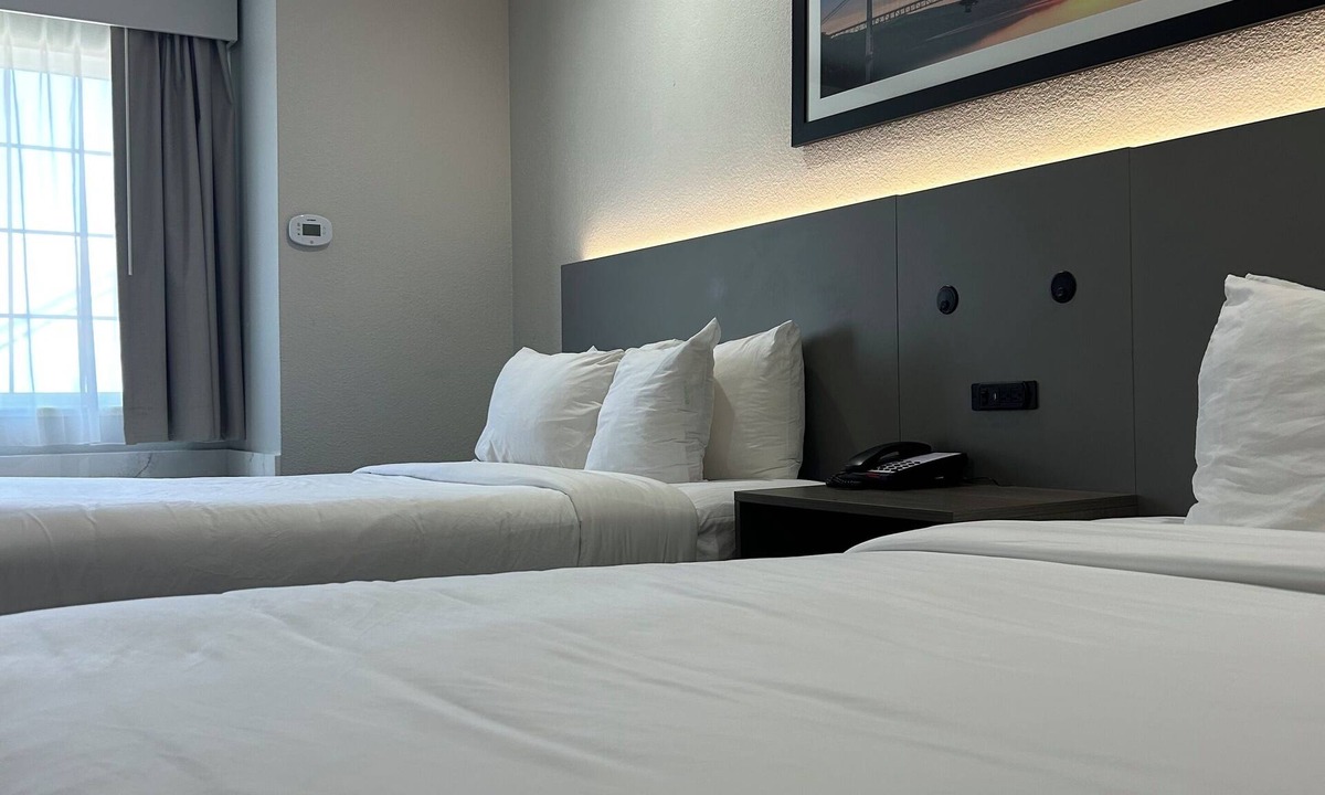 Santa Rosa Hotel | Econo Lodge Inn & Suites Santa Rosa South
