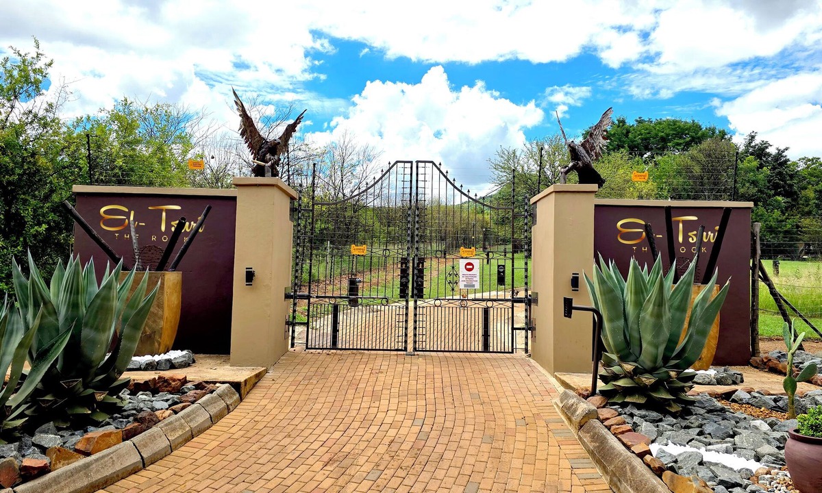 Pretoria Apartment | EL-TSURI GUEST RESORT "British Unit" A charming London-inspired themed retreat.