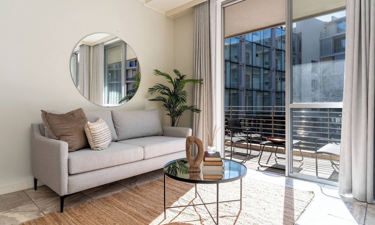 Victoria and Alfred Waterfront Apartment | Elegant City Stay | Pool, Balcony and Workspace
