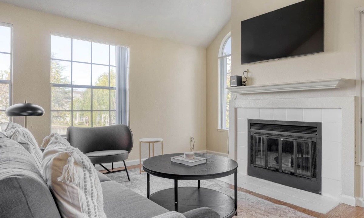 Foster City Apartment | Elegant Foster City 2BR w/Gym, 2 Pools & W/D, near VISA, by Blueground