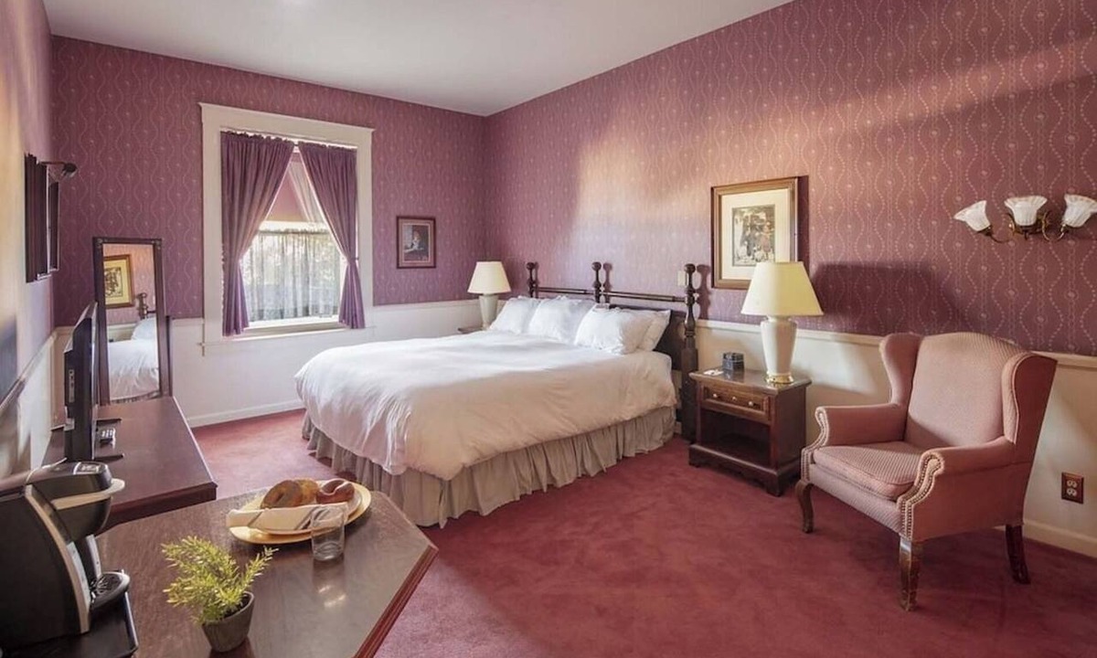 Santa Rosa Hotel | Elegant Suite Near Charles M. Schulz Museum – Perfect for Couples + Wine Lovers