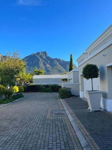 Claremont Apartment | Elgin Townhouse-Excellent location