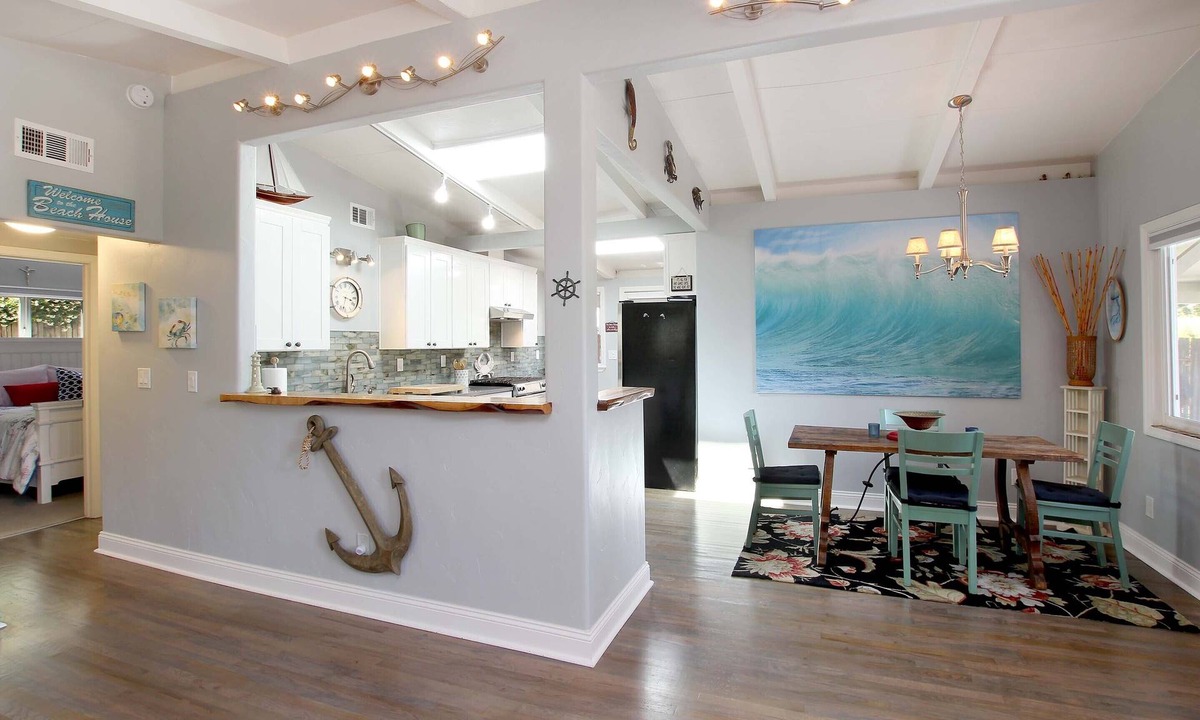Eastside Santa Cruz House | Enjoy the sun and the great atmosphere at the Surf Shack. A beautiful cottage.