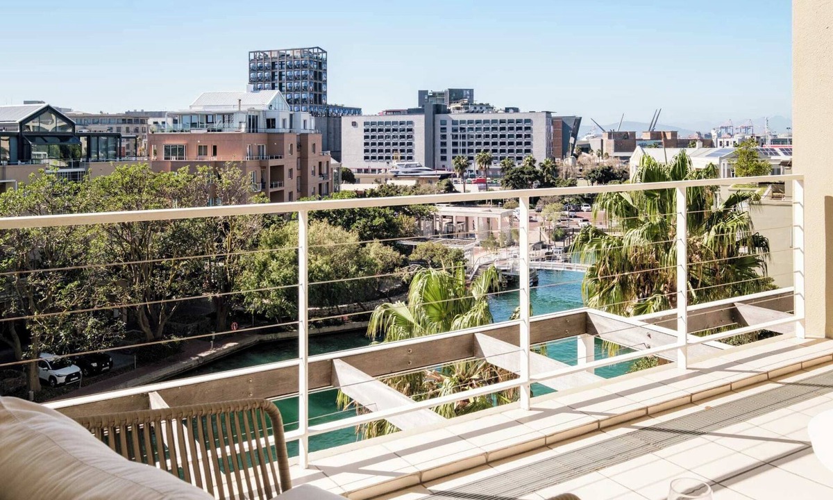 Victoria and Alfred Waterfront Apartment | Escape to Exquisite Ellesmere 401