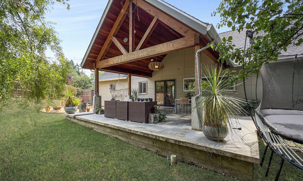 Redway House | Explore Redwood forests on the Avenue of The Giants and the Eel river