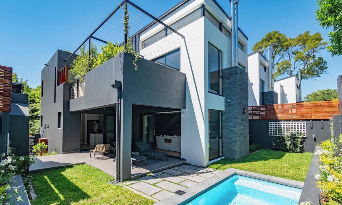 Newlands House | Exquisite Family Retreat: Luxury Villa Pool