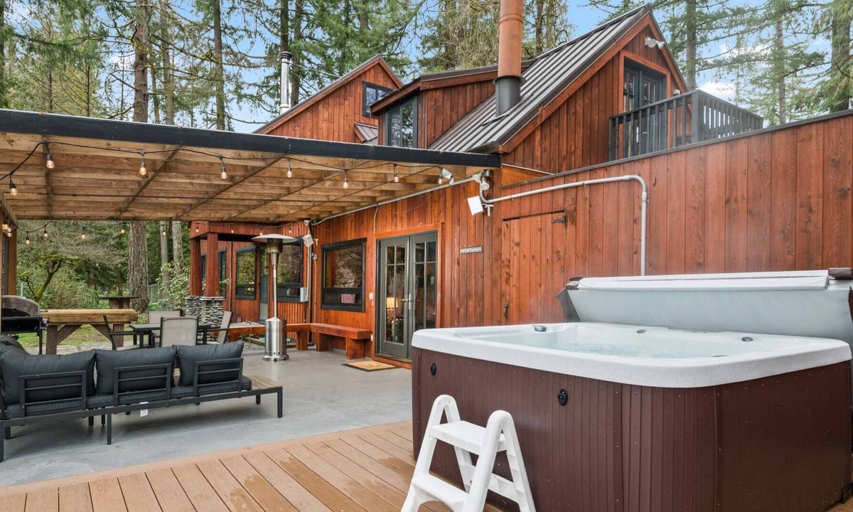 Sandy House | Extraordinary River Views and Setting, Hot Tub, Fire-Pit, Open Layout, New Décor and Furnishings