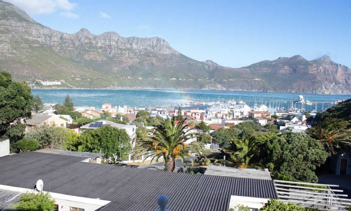 Hout Bay Villa | Fabulous 5-bedroom Beach House Stunning Views with WiFi in Hout Bay Cape Town