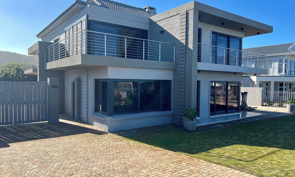 Sedgefield House | Fabulous four bedroom main house with WiFi in Sedgefield, near to the beach