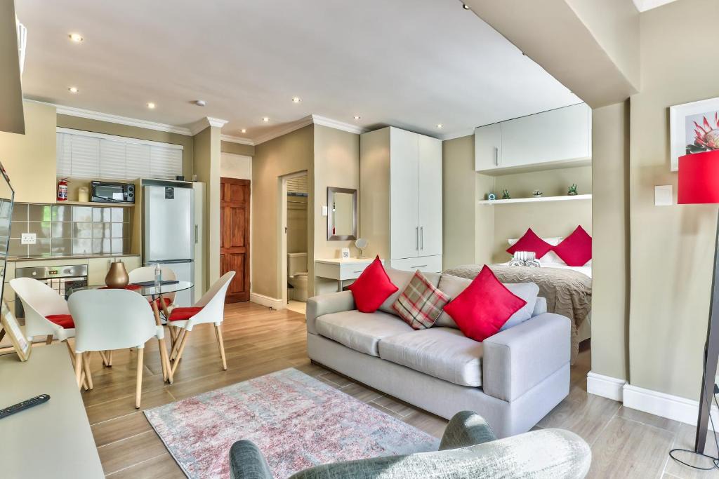Three Anchor Bay Apartment | Fairmile on Main