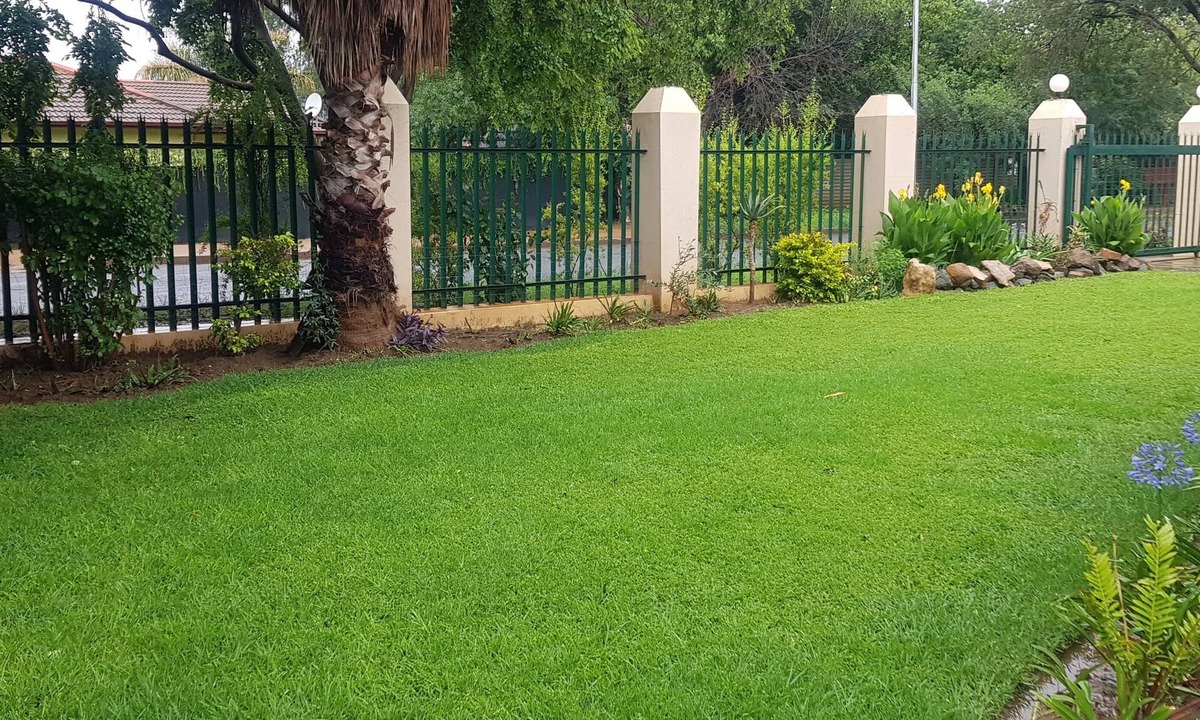 Mahikeng House | Family friendly,clean, spacious,modern,business desk,fast WiFi,secured,quite