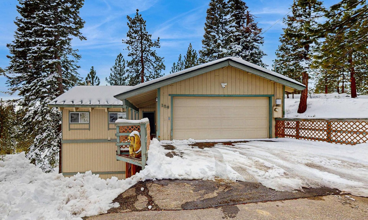 Upper Kingsbury House | Family-friendly home with mountain views, pool table, & spacious deck